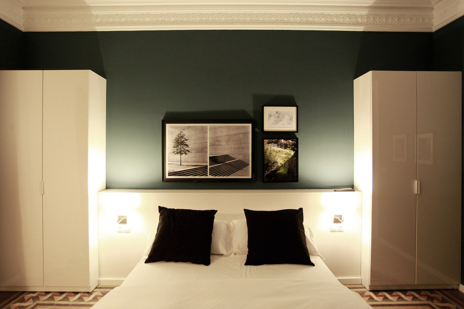 Spacious room with balcony overlooking Barcelona